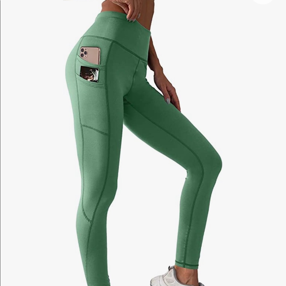 Fleece lined multi pocket green leggings in a women’s size small.